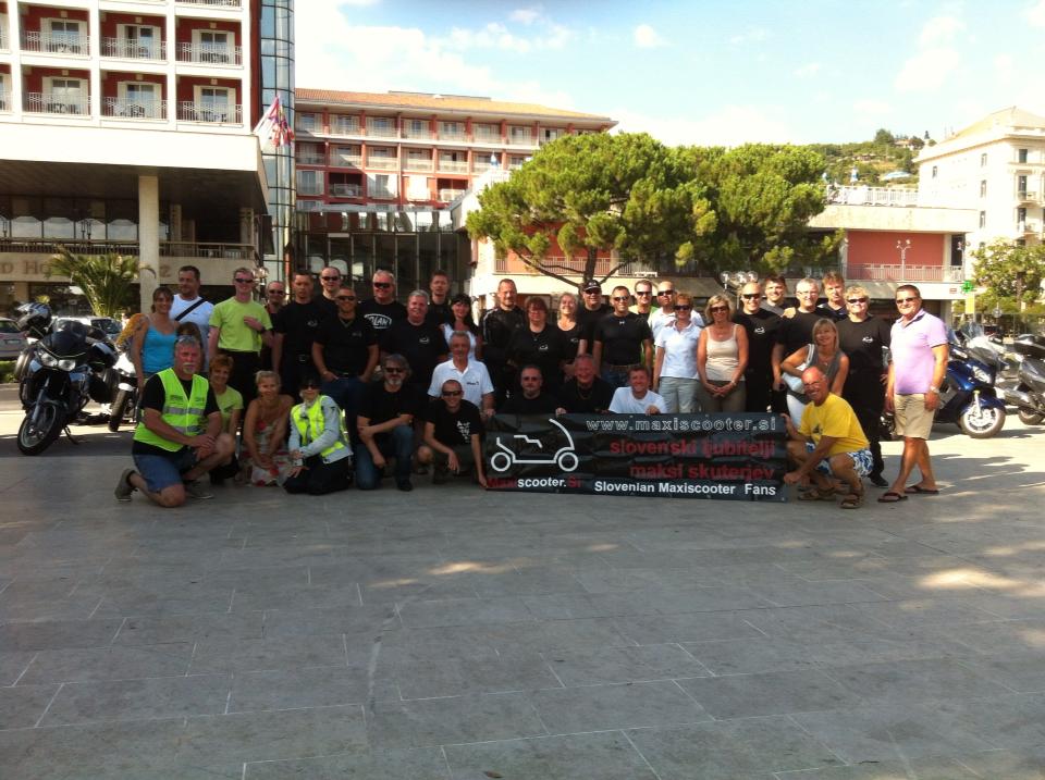 Vsi udeleženci kopalnega MaxiScooter.Si vikenda...