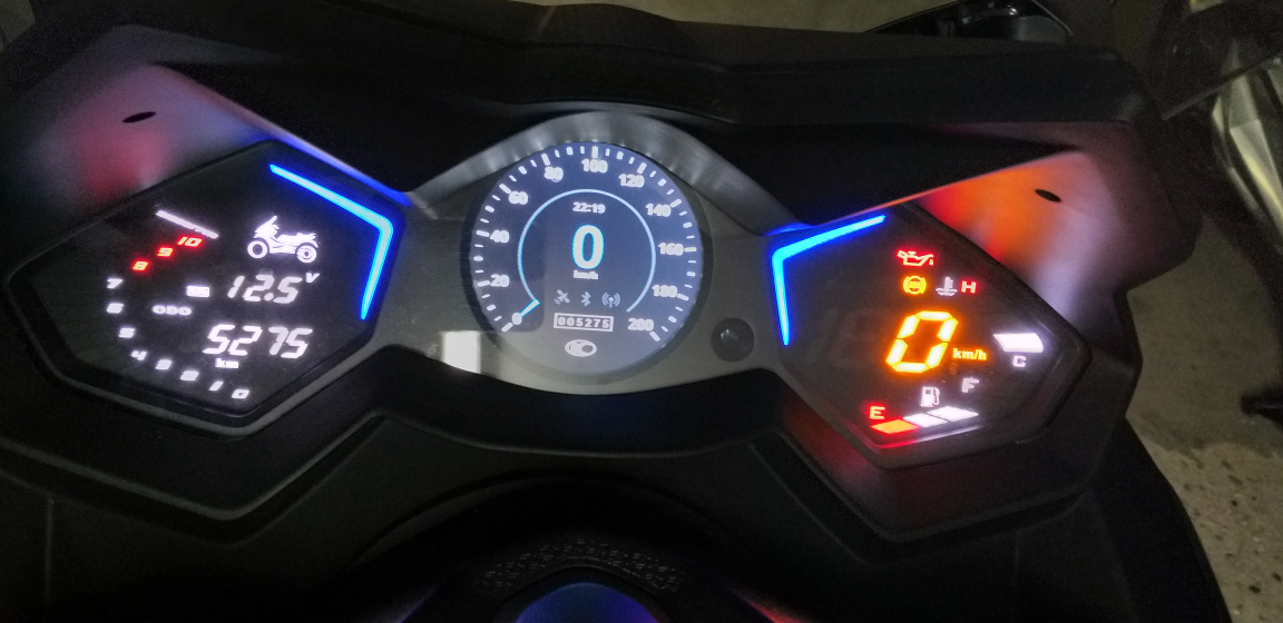 MaxiScooter.si Kymco AK550 01