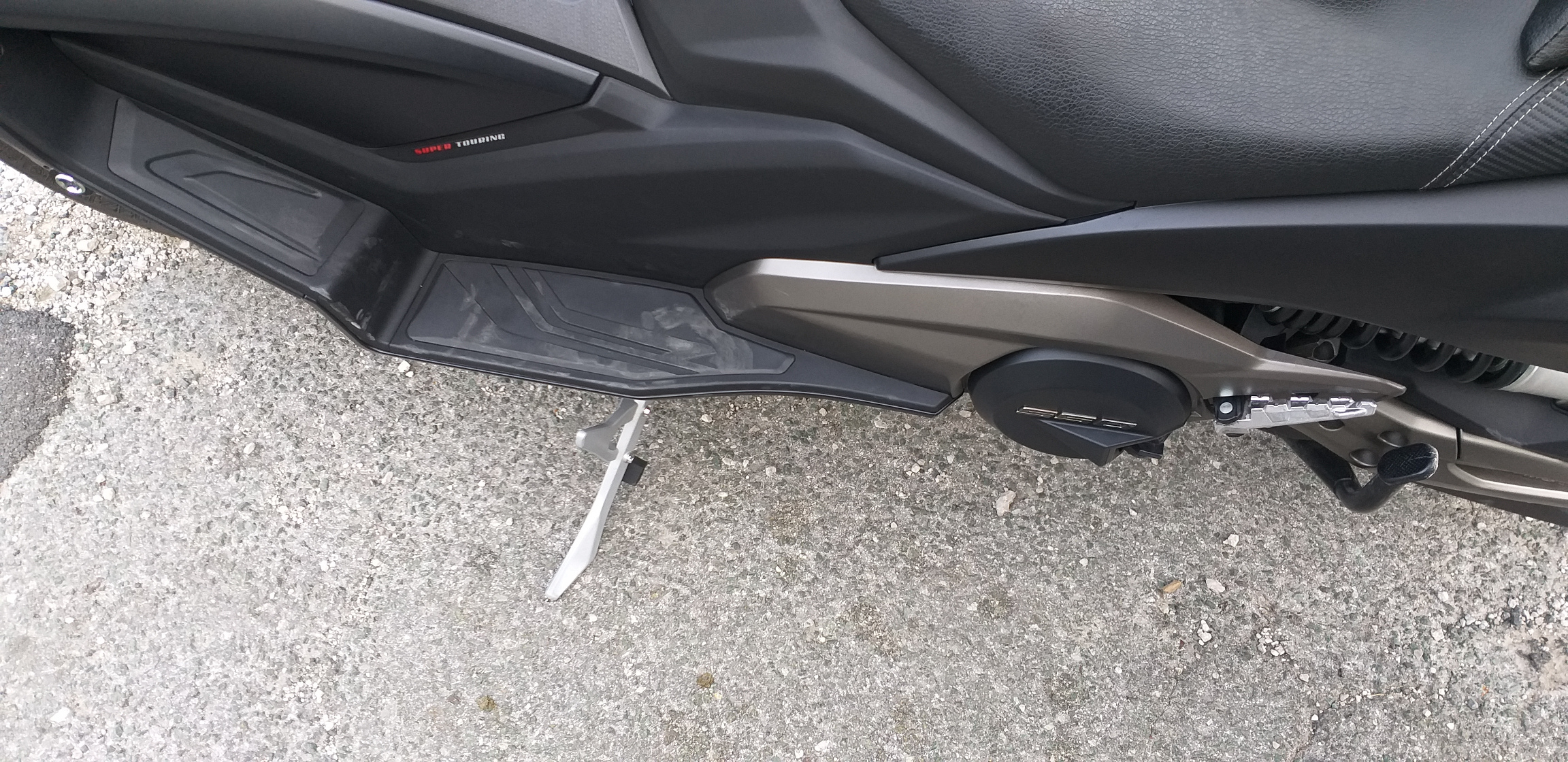 MaxiScooter.si Kymco AK550 07