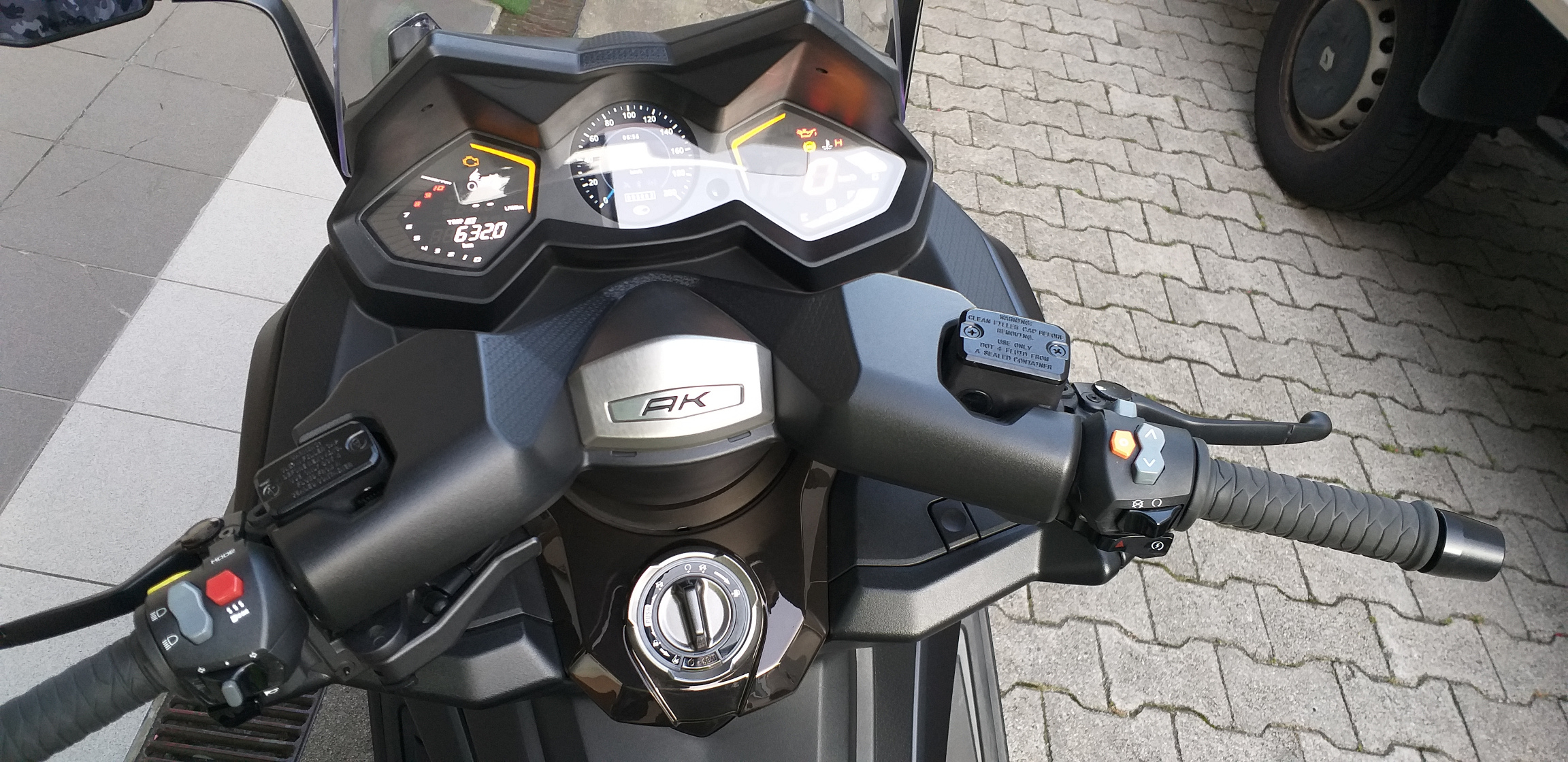 MaxiScooter.si Kymco AK550 08